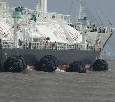 CCS, BV, ISO9001Marine Ship Protection Type Inflatable Rubber 2.5*5.5m Yokohama Fenders for Ship Protection Type Natural rubber, Rubber dipped tyre cord fabric