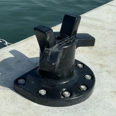 High-Strength Cast Steel Stag Horn Mooring Bollard with Double-Horn Design for 250-Ton Load Capacity