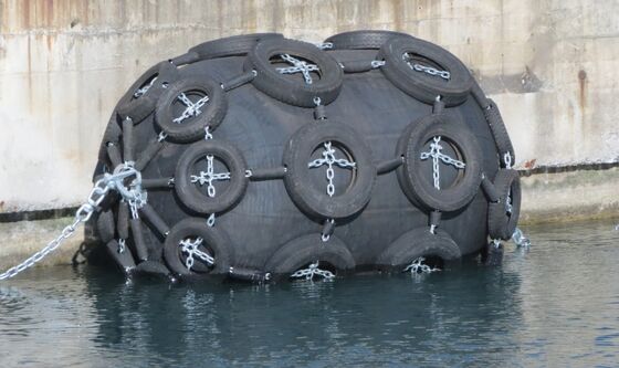 Weather And Corrosion Resistant Marine Rubber Fender with High Energy Absorption and Chain and Rope Net Mounting